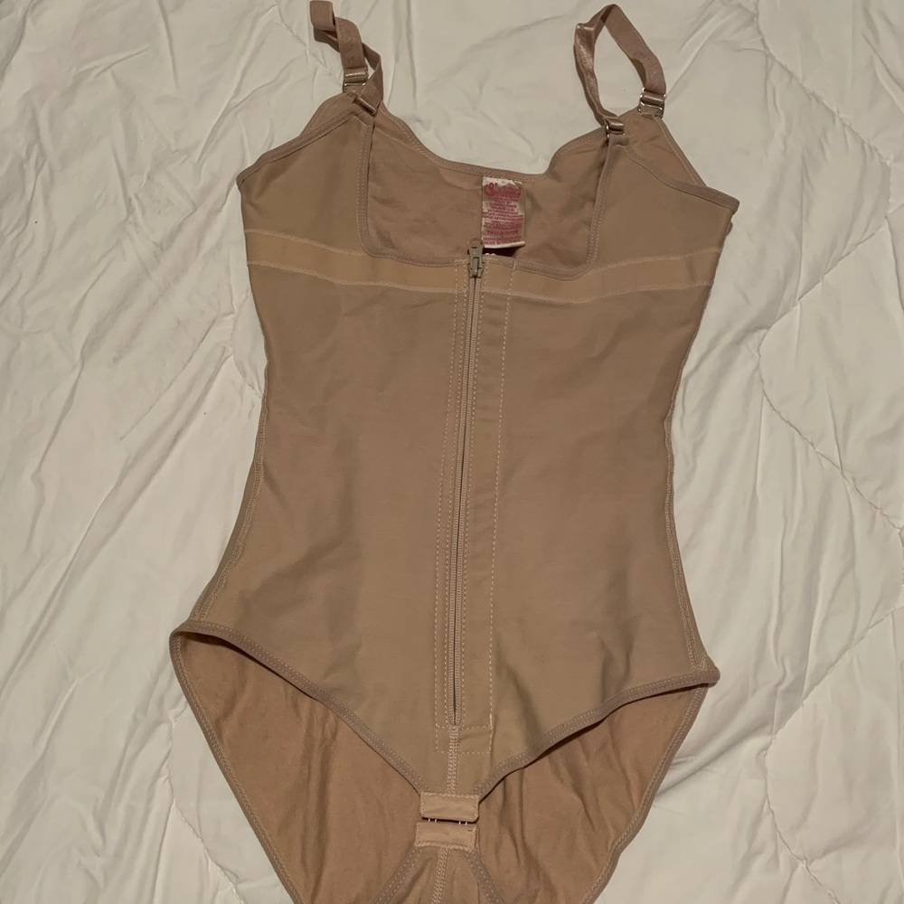 Faja Salomé with removable straps